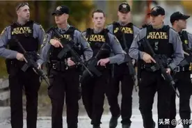 抗议者喊话黑人警察：兄弟，你站错边了！一旁白人警察表情亮了图片