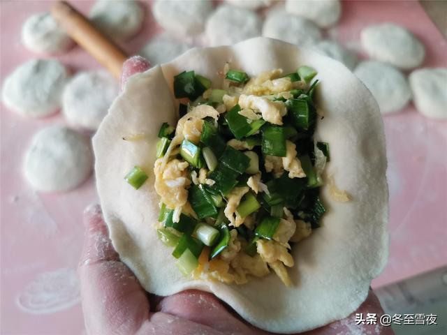 教你在家做韭菜盒子，和面、拌馅的小技巧，比外面卖的好吃百倍