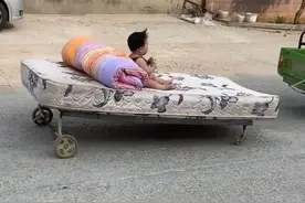 “超拉风爷爷”骑车带娃走红，大轮后面拉小轮，床垫被褥齐上阵图片