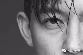 站在舆论顶端的男人图片