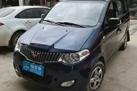 六年的五菱宏光开价2万，扒开胶条看到猛烈的撞击，买主：就买它图片