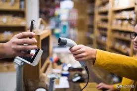 银行错将800元打成800万，若储户将钱花光，该由哪一方承担责任？图片