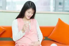 小伙子面试失败，回家路上救了个孕妈妈，隔日小伙子被任职为经理图片