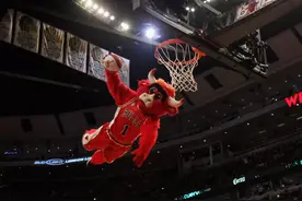 看球位置最好的观众？揭开NBA吉祥物神秘头套下的隐匿人生图片