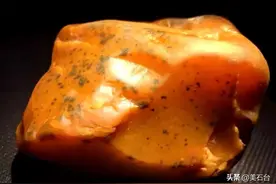 河里网鱼意外挖出极品黄蜡石，有老板出价18.8万遭拒图片