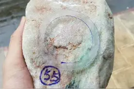 5万拿下的木那料原石，切出两条春带彩手镯，暴涨了图片