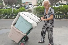 九旬老太，40年前最早进城的农民，如今依然在街头摆地摊自力更生图片