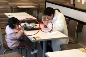 母女在快餐店吃饭，路人的一张偷拍走红，网友：亲手把孩子养废了图片