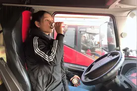 川藏线90后美女卡车司机，用冷水淋头提神，一年300天都在路上图片