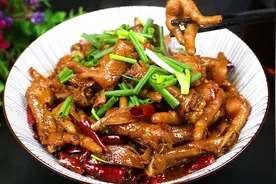 饭店大厨教你鸡爪这样做，软糯香浓多汁，好吃得停不下来图片