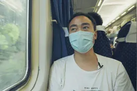上海：河南籍小伙坐绿皮车跨省上班 每天4小时在路上 省钱图片