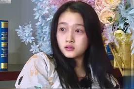 都是刚起床素颜录制，鞠婧祎遇到关晓彤：差距全都写脸上了图片