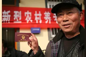 农民交了10年的新农保，现在想要交职工社保，可以合并到一起吗？图片