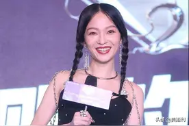 张韶涵不愧是童颜女神，38岁扎双麻花辫穿丝袜，变身18岁少女图片