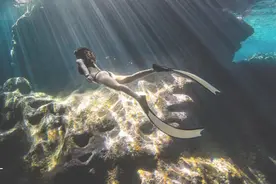 和欧阳娜娜一样美丽活泼的浮潜高手图片
