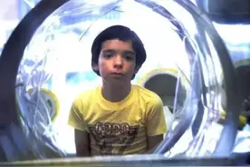 12岁“泡泡男孩”：出生就没有免疫力，死亡前第一次触碰到了妈妈图片