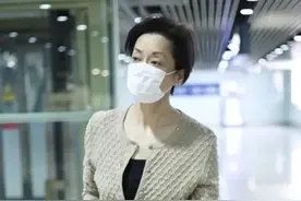 毛阿敏背万元包包被嘲土气，王菲同款买走三件，网友有眼不识泰山图片