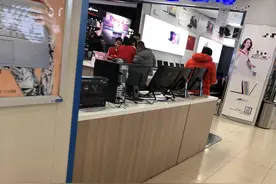 小伙子去电脑城买电脑被嘲讽为穷鬼，小伙子行为教会店员做人了图片