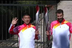 长春荣耀！短道速滑名将李佳军成为中国首棒火炬手图片