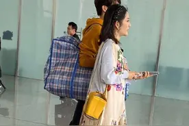 谢娜和魏大勋太逗，2个“抠门”师徒真省钱，背编织袋走机场图片