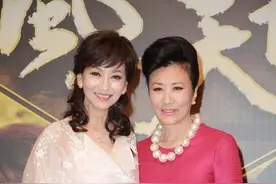 懂保养的女人挺厉害，赵雅芝同框大7岁的汪明荃，感觉不像同辈人图片