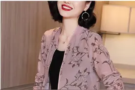 建议7080后女人：夏季穿这“印花”棒球防晒衫，气质优雅特显年轻图片