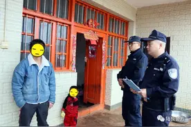 陆良：驱狗不成 男子拿出打狗“神器”图片