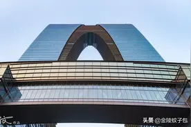 平江路，山塘街等老街古镇代表了苏州历史，大裤衩代表苏州的现代图片