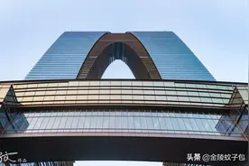 姑苏八点半，穿越苏州现代化中轴线，仰视东方之门图片