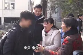 杭州一母亲苦苦寻子17年全城贴遍寻人启事 重逢瞬间情难自已掩面而泣图片