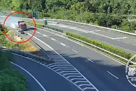 奇葩！男子高速上为和熟人“打招呼”，三厢轿车秒变两厢车图片