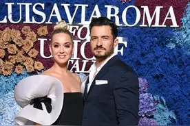 44岁精灵王子胖了好多，紧搂美女老婆秀恩爱，网友：认不出来了图片