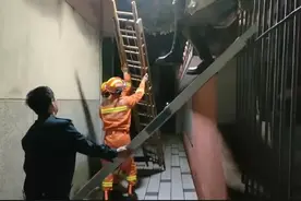 疼！长沙一女大学生凌晨翻墙回校，被铁围栏刺伤屁股，挂在围墙上图片