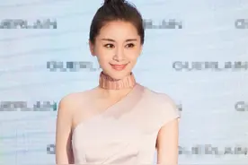 王子文的“站姿”火了，双腿交错在一起，体重过百的女生都做不到图片
