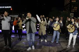 歌颂天府 演奏家带来街头音乐快闪图片