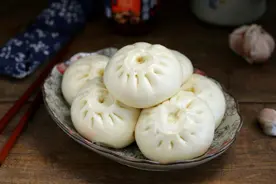 用小白菜蒸包子，暄软美味营养十足，刚出锅就被抢光，实在太好吃图片