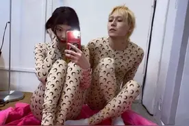 泫雅和男友穿紧身连体衣合照，金晓钟草莓印吸睛，网友：欣赏不来图片