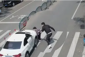 惊险！儿子被撞瞬间，父亲一把拽回……视频上了热搜图片
