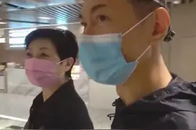 影星江华罕现身，和大8岁妻子好恩爱！曾出轨邓萃雯现婚姻仍美满图片