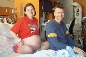 还记得10分钟产下6胞胎的产妇吗？8年过去，一家八口惹人羡慕图片