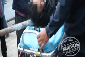可怕！3米长钢管从天而降，扎入工人肩膀图片