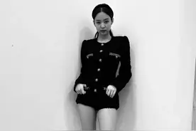 Jennie 挑战「出道最短发」！针织配性感黑丝袜被吐槽：像大妈图片