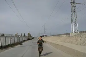 以苦为乐，押运不误练兵图片