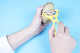 土豆皮敷在脸上比药膏还管用，一次省下十几块钱，以后不要乱扔了视频封面