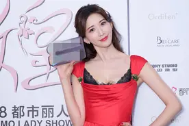林志玲真不愧是气质女神，穿红色连衣裙出席活动，高级又洋气图片
