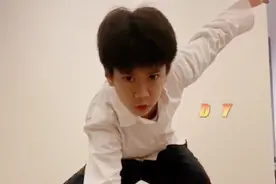 郑钧10岁儿子正面照曝光，颜值出众不输爸妈，身材优越大长腿显眼图片