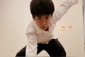 郑钧10岁儿子正面照曝光，颜值出众不输爸妈，身材优越大长腿显眼图片