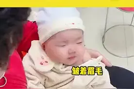 新疆最小“戏精”打针现场表演“熟睡”图片