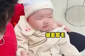 新疆最小“戏精”打针现场表演“熟睡”图片