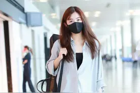 张含韵亮相机场，冰蓝色衬衫搭配无痕裤，31岁甜美气质太惊艳图片